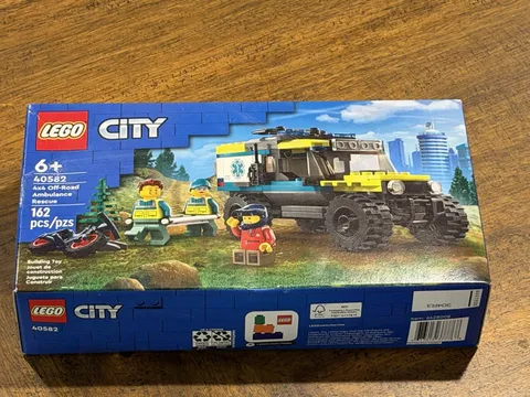 LEGO CITY: 4x4 Off-Road Ambulance Rescue (40582) - BRAND NEW, SEALED