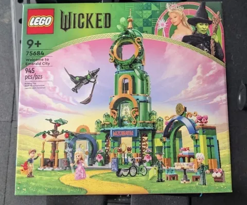 LEGO Wicked 75684 Welcome to Emerald City Set 945 pcs Brick Separator 9+
