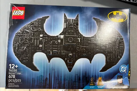 LEGO DC – Batman: Batman Logo with Two Minifigures, 76330, 678 Pieces