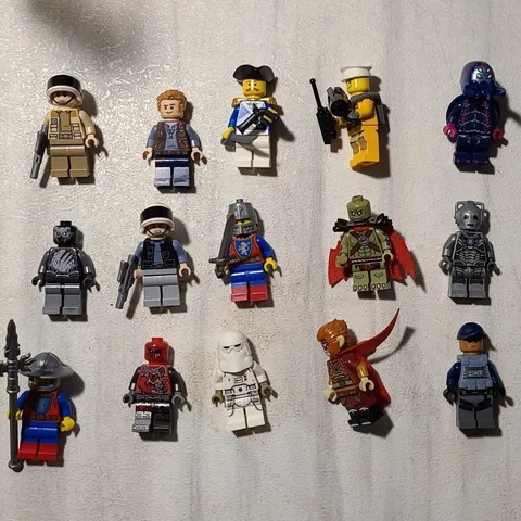 LEGO MINIFIGURES: COMPLETELY RANDOM MINIFIGURE LOT OF 20 WITH ACCESORIES