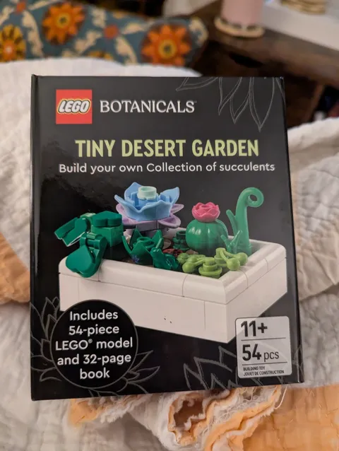 LEGO SEALED Botanicals Tiny Desert Garden 54 Pieces + 32 Page Book About Plants