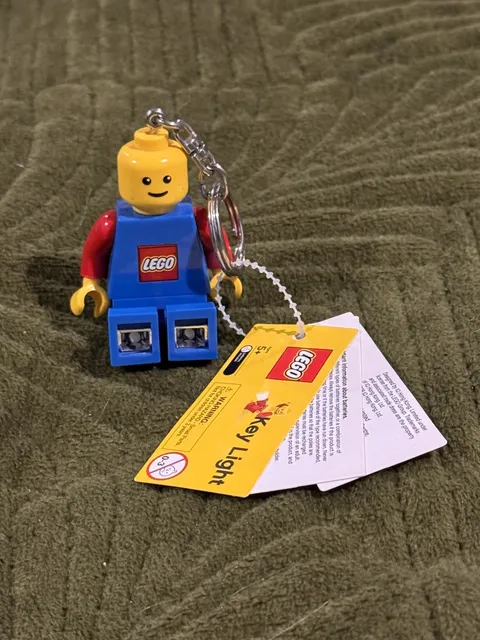 2009 LEGO NWT Key Light Flashlight Minifig Keychain Blue/Red Works New Batteries