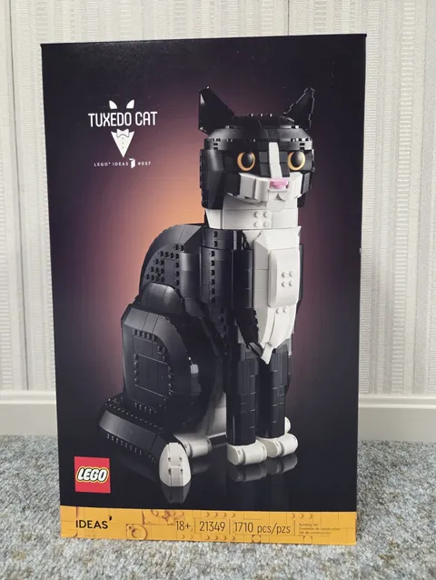 LEGO Ideas Tuxedo Cat 21349 Limited Edition 1710 pcs Building Set 18+