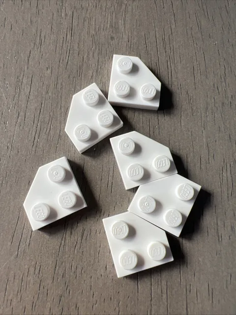LEGO 26601 White Wedge, Plate 2 x 2 Cut Corner 6 Pieces