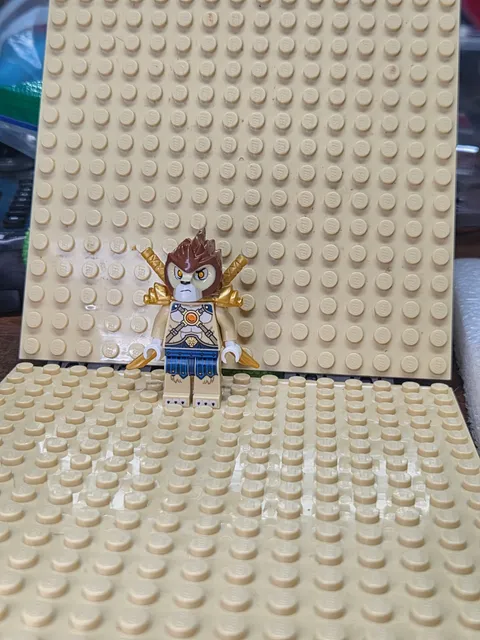 LEGO Chima Minifig loc117 - Lion Warrior - Light Scratches/No Cracks