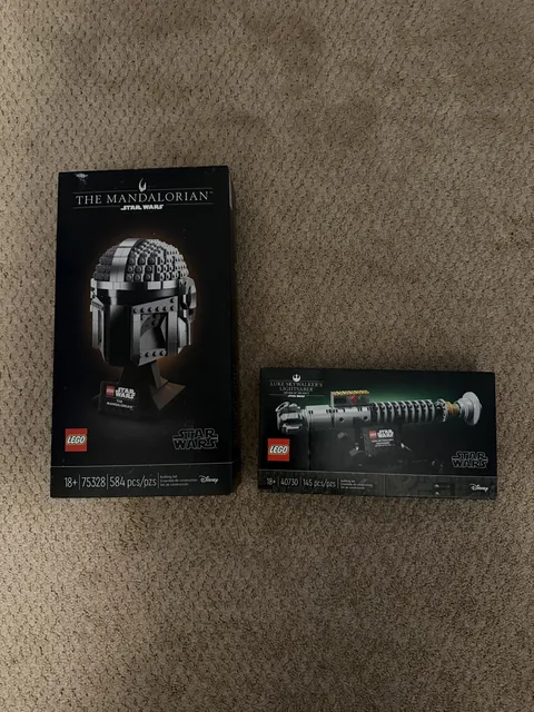 LEGO Star Wars: 40730 Luke Skywalker's Lightsaber and Mandalorian helmet 75328