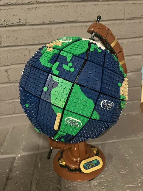 LEGO Ideas: The Globe (21332) - 99.9% Complete - Globe only READ
