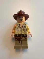 LEGO Indiana Jones | Indiana Jones (Tan Open Collar Shirt) - Item No: iaj033
