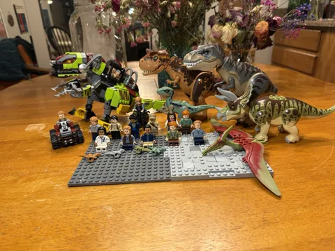 LEGO Jurassic World Bulk Lot Dinosaurs & Minifigures.