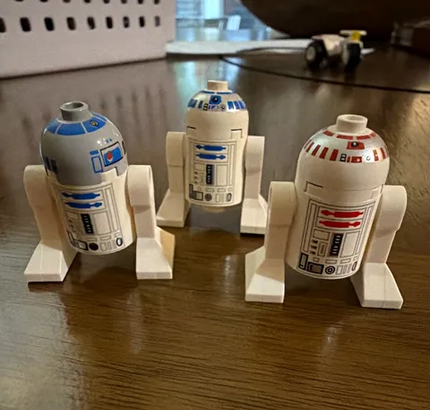 LEGO Star Wars R2-D2 R2-Series Droid Minifigure Lot of 3 (2 Blue, 1 Red)