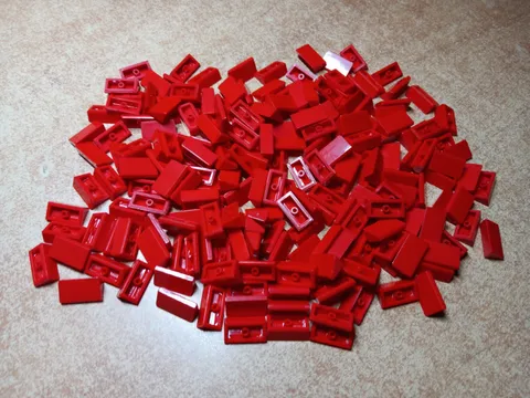 LEGO BULK LOT OF 200 RED SLOPE 30 DEGREE 1 X 2 X 2/3 #85984