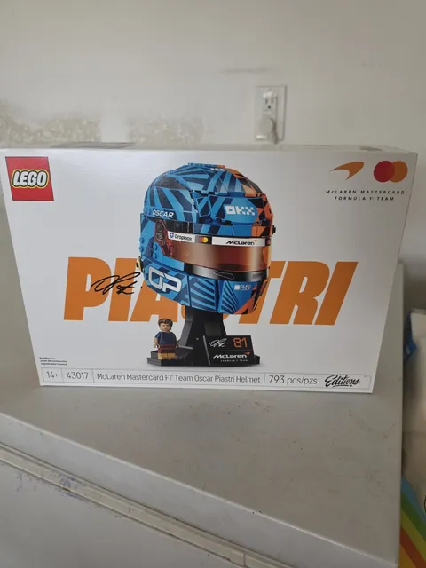 LEGO Icons McLaren Oscar Piastri Helmet 43017, 793 Pieces, 14+, Stand