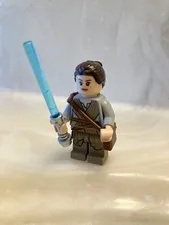 Vintage LEGO Star Wars Rey Jedi Minifigure w/ Blue Lightsaber and shoulder bag