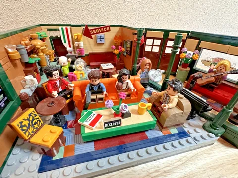 LEGO Central Perk (21319) FRIENDS - All Parts, Box & Instruction Manual Included