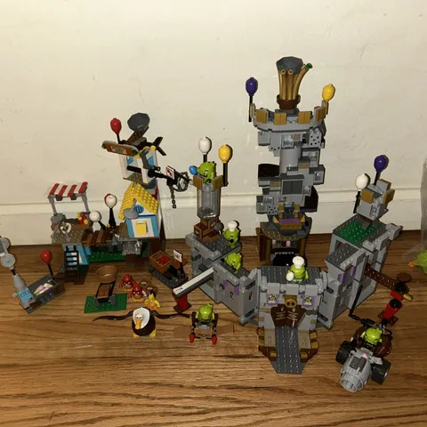 LEGO the Angry Birds Movie: King Pig's Castle (75826)  89% complete. Plus 2 Sets