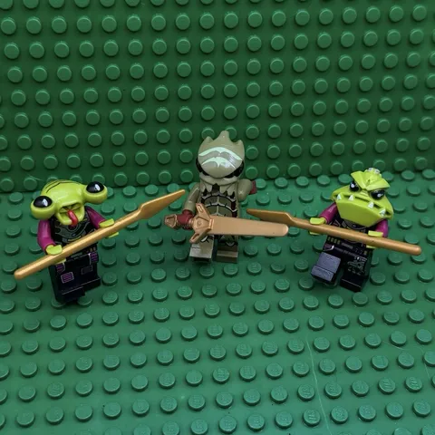 🛸LEGO Alien Minifigures Lot (3) w/ Gold Spear & Sword Weapons 🛸