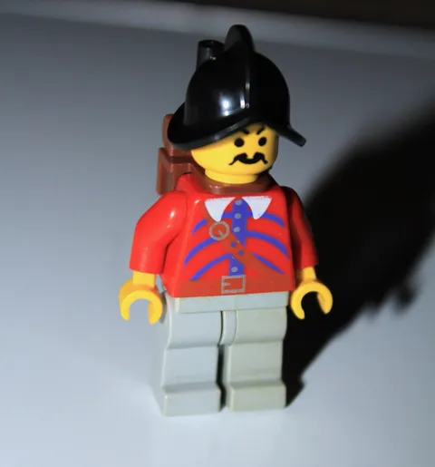LEGO Vintage Pirates Imperial Armada Minifigure Red with Backpack pi077