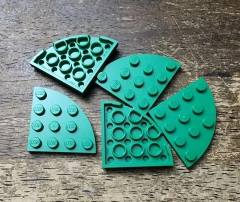 LEGO Green Plate, Round Corner 4 x 4 QTY 5. Part No. 30565.