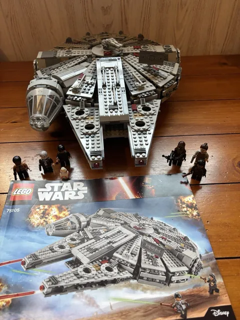 LEGO Star Wars Millennium Falcon 75105 Complete Set W/ Minifigures/Instructions