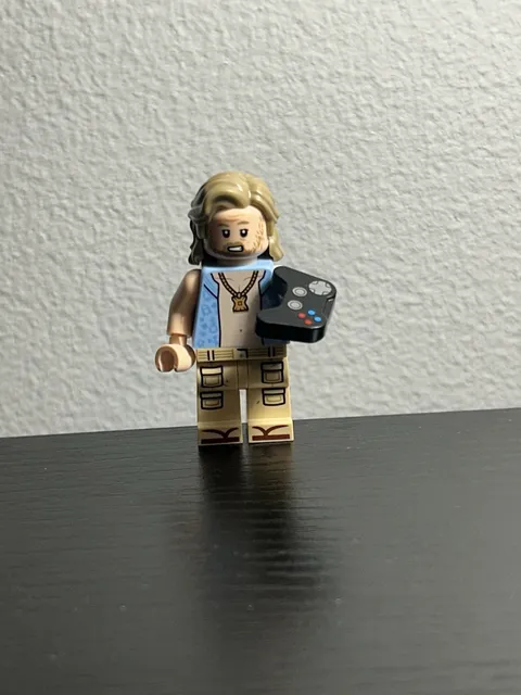 LEGO Star Wars Luke Minifigure Beach Party, Set 75389 the Dark Falcon