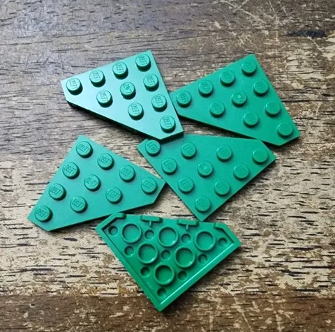 LEGO Green Wedge, Plate 4 x 4 Cut Corner QTY 5. Part No. 30503