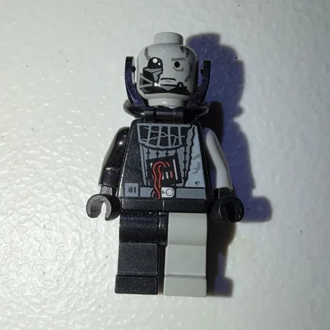 LEGO Star Wars Battle Damaged Darth Vader Mini-fig / Pre Used
