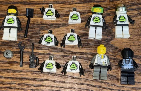 LEGO LOT OF BLACKTRON VINTAGE SPACE MINIFIGURES TORSO ACCESSORIES