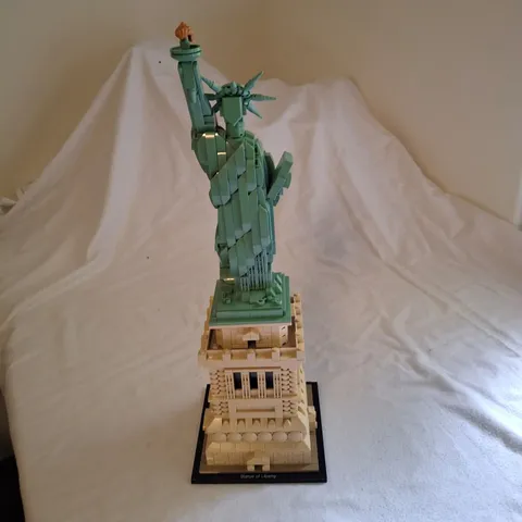 LEGO Architecture Sculptures Set 21042 Statue of Liberty 99% COMPLETE New York
