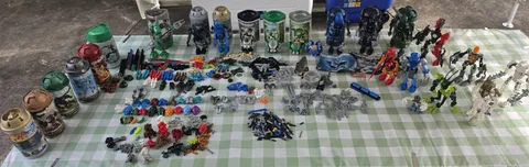 Lego Bionicle Lot 16 Bionicles Plus 19 Masks, Weapons, Parts And Much More