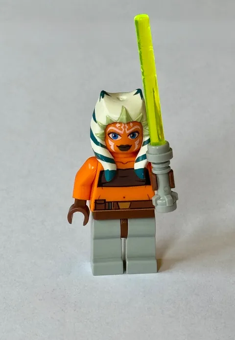 LEGO Ahsoka Tano Minifigure Orange Outfit Headpiece & Green Lightsaber Star Wars