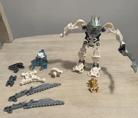 Lego Bionicle Set 7135 Takanuva nearly complete & 8619 Vahki head & few pieces