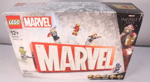 LEGO 76313 MARVEL Logo & Minifigures 931pcs New Distressed Box