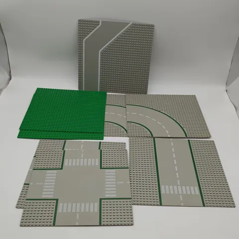 LEGO Vintage 2 Green 6 Road Baseplate 2 Curve 2 Four-way 1 Straight 32x32