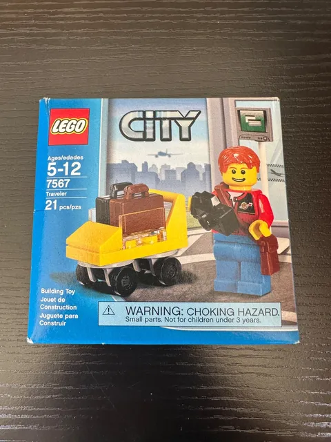 NEW Lego City Set 7567 TRAVELER Minifigure w/Minifig Camera & Satchel Suit Cases