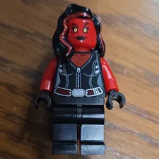LEGO sh372 Red She-Hulk Minifigure w/ Black Outfit, Printed, 41534