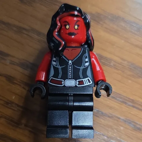 LEGO sh372 Red She-Hulk Minifigure w/ Black Outfit, Printed, 41534