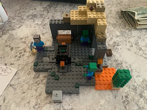 LEGO Minecraft The Dungeon 21119 Set 219 pcs Steve Zombie Minifigures No Box