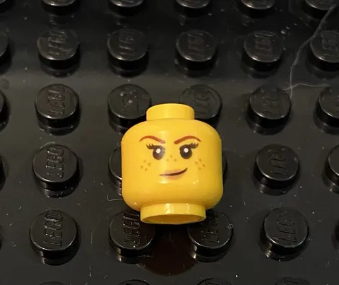 LEGO Minifig FEMALE YELLOW HEAD, Freckles And Wink