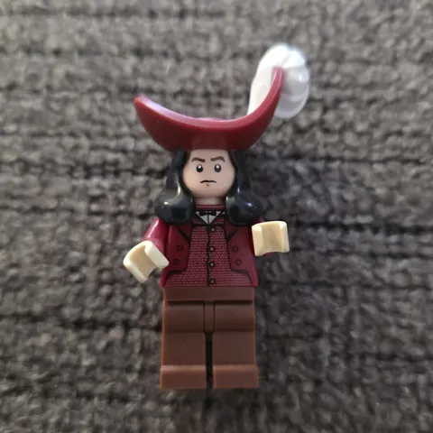 LEGO Pirate Captain Minifigure Red Tricorn Hat Feather Brown Outfit