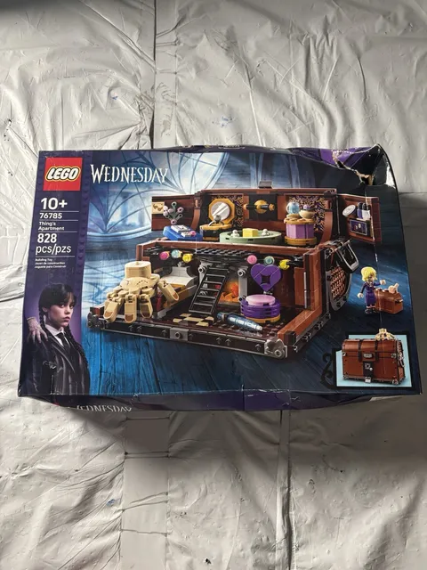 LEGO Wednesday Things Apartment 76785 - 828 Pieces damaged box