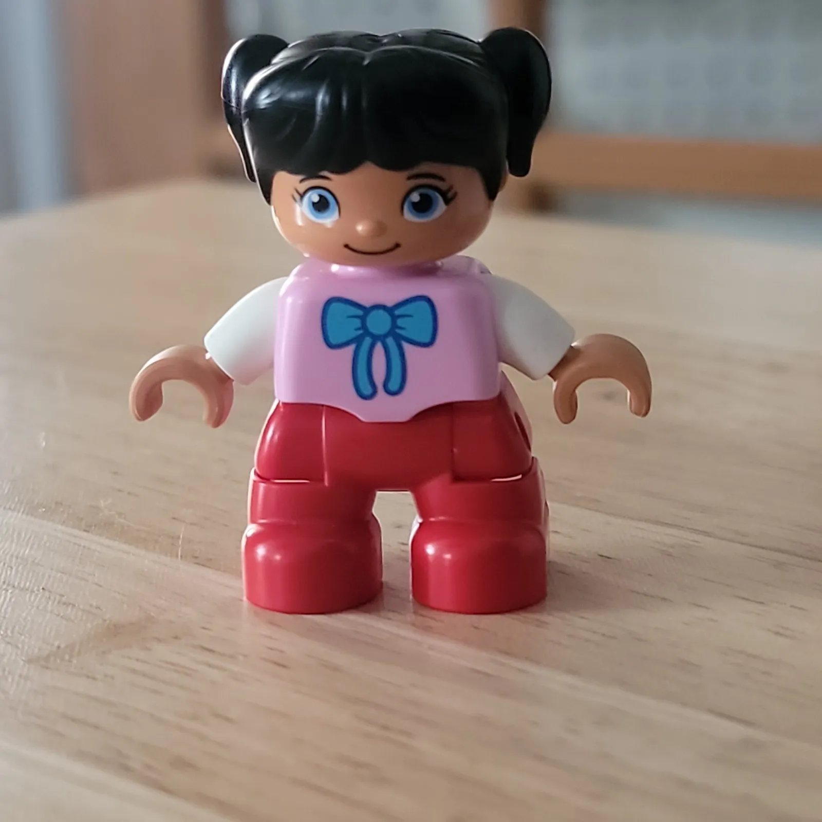 Lego Duplo Figure Kid Girl black hair pink shirt red pants bow