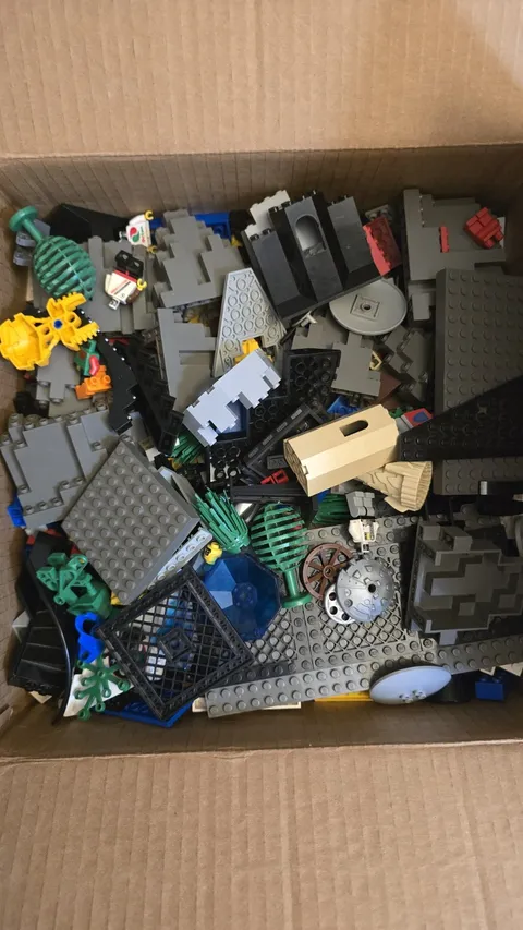 LEGO Bulk Lot 17.5 lbs Vintage Pieces Castle Space Pirate  Mix Parts