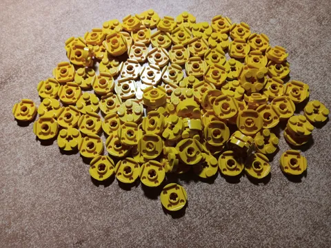 LEGO BULK LOT OF 100 YELLOW ROUND PLATES 2X2 AXLE HOLE #4032