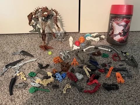 LEGO Bionicle 8904 Piraka AVAK Figure (Nearly Complete) + Bioncile Piece Lot!