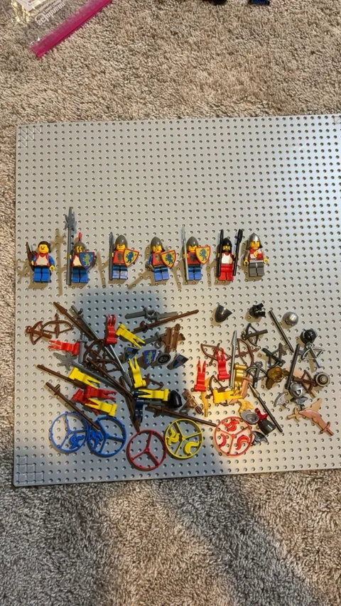 LEGO Castle Knights Minifigure & Accessories Lot w/ Weapons Shields Helmets