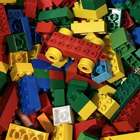 LEGO - DUPLO - LOT of 100 BASIC PIECES & 1 Car - $29.49 - FREE SHIPPING !!