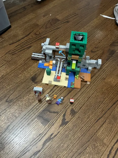 LEGO Minecraft: The Creeper Mine (21155)