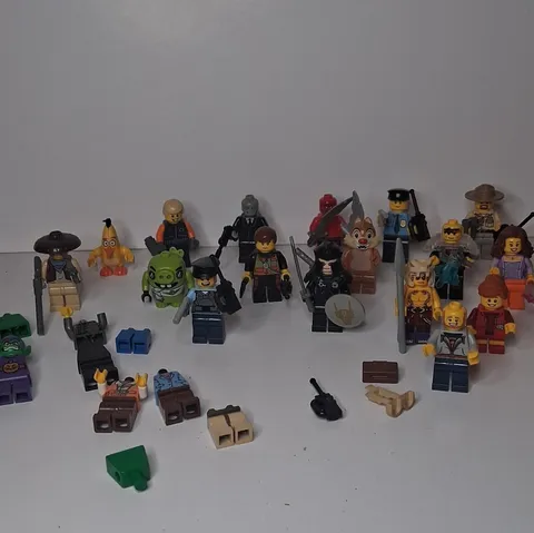 LEGO Minifigure Lot of 17 with random lego figure accessories 