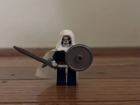 LEGO Minifigure sh0100 Taskmaster White Cape Hood with Part 98370 Weapon Sword