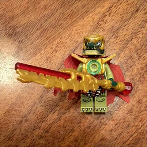 LEGO Legends of Chima Crominus Minifigure loc001 w/ Cape, Helmet & Weapon